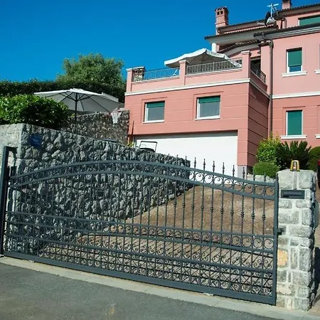 Apartman In With Sea View, Terrace, Air Conditioning, Wi-fi *